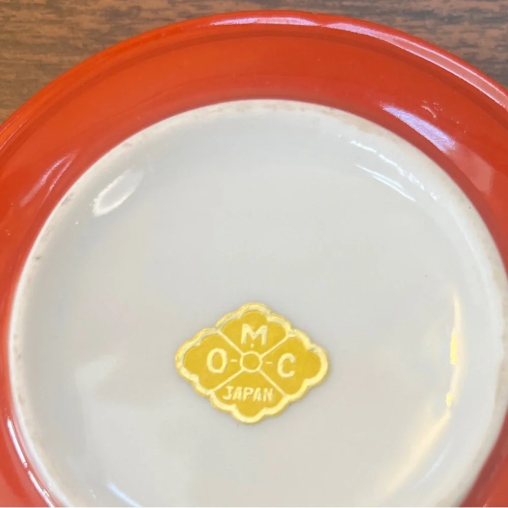 Japanese trinket dish or sauce dish with lid. Beautiful floral design on top.